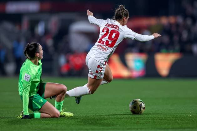 07.02.2025, Frauen Fußball, 1. FC Köln - VfL Wolfsburg, 1. Fußball Bundesliga, Franz-Kremer-Stadion, Saison 2024 2025: Vanessa Leimenstoll (1. FC Köln 29) im Zweikampf gegen Diana Nemeth (VfL Wolfsburg 15) DFB regulations prohibit any use of photographs as image sequences and or quasi-video. Nordrhein-Westfalen Deutschland
