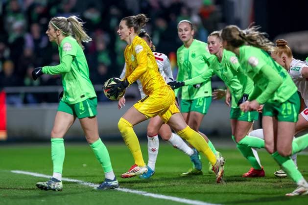 07.02.2025, Frauen Fußball, 1. FC Köln - VfL Wolfsburg, 1. Fußball Bundesliga, Franz-Kremer-Stadion, Saison 2024 2025: Torwart Anneke Borbe (VfL Wolfsburg 30) verteidigt das Tor DFB regulations prohibit any use of photographs as image sequences and or quasi-video. Nordrhein-Westfalen Deutschland
