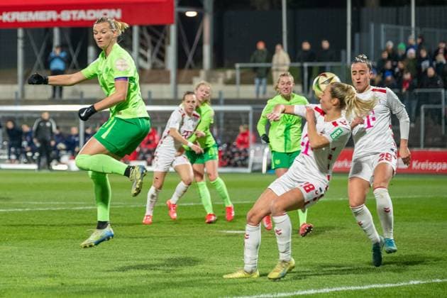 07.02.2025, Fussball: Google Pixel Frauen-Bundesliga, Saison 2024 2025, 14. Spieltag, 1. FC Koeln - VfL Wolfsburg im Franz-Kremer-Stadion in Köln. Alexandra Popp (VfL Wolfsburg, 11) versucht mit der Hacke das Tor zu erzielen. Janina Hechler (1. FC Koeln, 28) und Vanessa Leimenstoll (1. FC Koeln, 29) blocken. Wichtiger Hinweis: Gemaess den Vorgaben der DFL Deutsche Fussball Liga bzw. des DFB Deutscher Fussball-Bund ist es untersagt, in dem Stadion und oder vom Spiel angefertigte Fotoaufnahmen in Form von Sequenzbildern und oder videoaehnlichen Fotostrecken zu verwerten bzw. verwerten zu lassen. Foto: Kirchner-Media Thomas Haesler Copyright: xKirchner-Media ThomasxHaeslerx