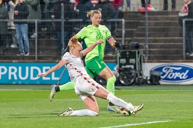 07.02.2025, Fussball: Google Pixel Frauen-Bundesliga, Saison 2024 2025, 14. Spieltag, 1. FC Koeln - VfL Wolfsburg im Franz-Kremer-Stadion in Köln. Zweikampf zwischen Laura Vogt (1. FC Köln, 08) und Alexandra Popp (VfL Wolfsburg, 11). Wichtiger Hinweis: Gemaess den Vorgaben der DFL Deutsche Fussball Liga bzw. des DFB Deutscher Fussball-Bund ist es untersagt, in dem Stadion und oder vom Spiel angefertigte Fotoaufnahmen in Form von Sequenzbildern und oder videoaehnlichen Fotostrecken zu verwerten bzw. verwerten zu lassen. Foto: Kirchner-Media Thomas Haesler Copyright: xKirchner-Media ThomasxHaeslerx