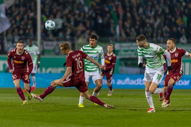 Fürth, Deutschland 07. Februar 2025: 2. Liga - 2024 2025 - SpVgg Greuther Fürth vs. SSV Jahn Regensburg Im Bild: v. li. im Zweikampf Marco Meyerhöfer Meyerhoefer (Fuerth) und Louis Breunig (Regensburg) DFL regulations prohibit any use of photographs as image sequences and or quasi-video Sportpark Ronhof Thomas Sommer Bayern
