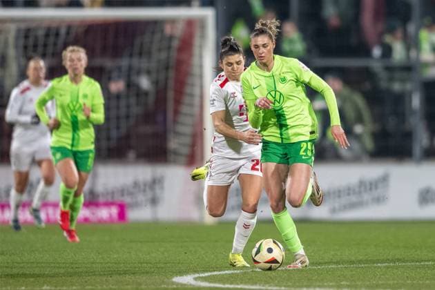 07.02.2025, Fussball: Google Pixel Frauen-Bundesliga, Saison 2024 2025, 14. Spieltag, 1. FC Koeln - VfL Wolfsburg im Franz-Kremer-Stadion in Köln. Zweikampf zwischen Jule Brand (VfL Wolfsburg, 29) und Martyna Wiankowska (1. FC Koeln, 26). Wichtiger Hinweis: Gemaess den Vorgaben der DFL Deutsche Fussball Liga bzw. des DFB Deutscher Fussball-Bund ist es untersagt, in dem Stadion und oder vom Spiel angefertigte Fotoaufnahmen in Form von Sequenzbildern und oder videoaehnlichen Fotostrecken zu verwerten bzw. verwerten zu lassen. Foto: Kirchner-Media Thomas Haesler Copyright: xKirchner-Media ThomasxHaeslerx