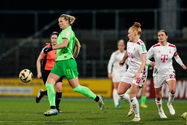 Google Pixel Frauen-Bundesliga, 1. FC Köln - VfL Wolfsburg; 07.02.2025 Zweikampf Alexandra Popp (VfL Wolfsburg, 11), Laura Vogt (1. FC Köln, 8) Google Pixel Frauen-Bundesliga, 1. FC Köln - VfL Wolfsburg, Köln, Franz-Kremer-Stadion am 07.02.2025 DFB REGULATIONS PROHIBIT ANY USE OF PHOTOGRAPHS AS IMAGE SEQUENCES AND OR QUASI-VIDEO. Copyright: xBEAUTIFULxSPORTS Wunderlx