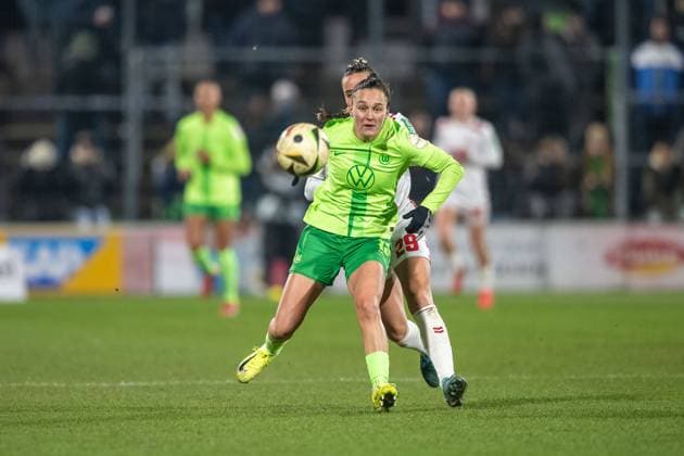 07.02.2025, Fussball: Google Pixel Frauen-Bundesliga, Saison 2024 2025, 14. Spieltag, 1. FC Koeln - VfL Wolfsburg im Franz-Kremer-Stadion in Köln. Zweikampf zwischen Diana Nemeth (VfL Wolfsburg, 15) und Vanessa Leimenstoll (1. FC Koeln, 29). Wichtiger Hinweis: Gemaess den Vorgaben der DFL Deutsche Fussball Liga bzw. des DFB Deutscher Fussball-Bund ist es untersagt, in dem Stadion und oder vom Spiel angefertigte Fotoaufnahmen in Form von Sequenzbildern und oder videoaehnlichen Fotostrecken zu verwerten bzw. verwerten zu lassen. Foto: Kirchner-Media Thomas Haesler Copyright: xKirchner-Media ThomasxHaeslerx