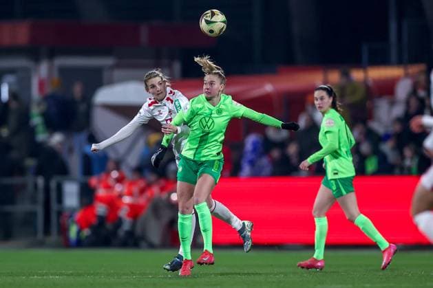 07.02.2025, Frauen Fußball, 1. FC Köln - VfL Wolfsburg, 1. Fußball Bundesliga, Franz-Kremer-Stadion, Saison 2024 2025: Taylor Ziemer (1. FC Köln 18) im Zweikampf gegen Janina Minge (VfL Wolfsburg 6) DFB regulations prohibit any use of photographs as image sequences and or quasi-video. Nordrhein-Westfalen Deutschland