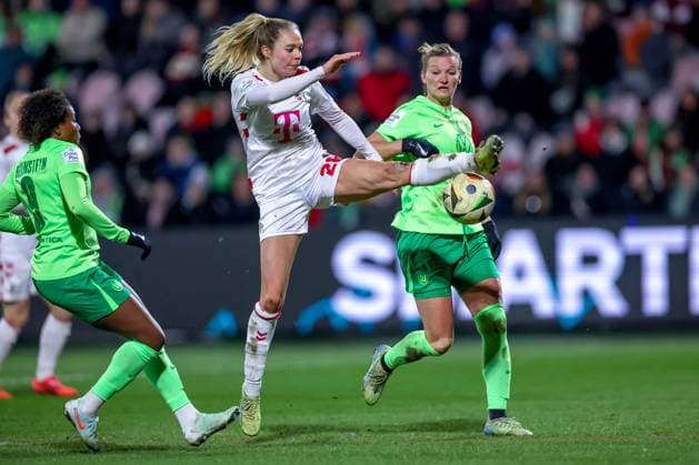 07.02.2025, Frauen Fußball, 1. FC Köln - VfL Wolfsburg, 1. Fußball Bundesliga, Franz-Kremer-Stadion, Saison 2024 2025: Janina Hechler (1. FC Köln 28) im Zweikampf gegen Lineth Beerensteyn (VfL Wolfsburg 9) und Alexandra Popp (VfL Wolfsburg 11) DFB regulations prohibit any use of photographs as image sequences and or quasi-video. Nordrhein-Westfalen Deutschland