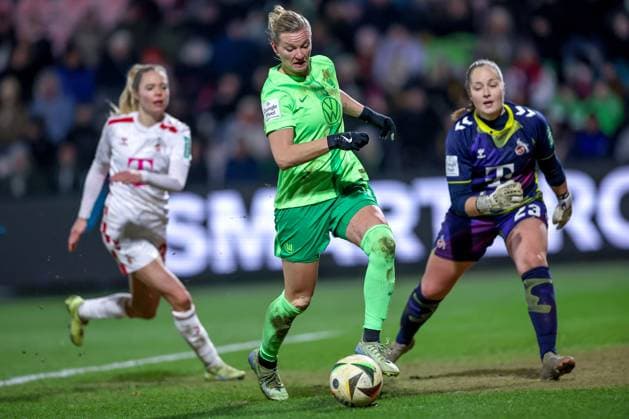 07.02.2025, Frauen Fußball, 1. FC Köln - VfL Wolfsburg, 1. Fußball Bundesliga, Franz-Kremer-Stadion, Saison 2024 2025: Alexandra Popp (VfL Wolfsburg 11) vor dem Tor von gegen Torwart Aurora Mikalsen (1. FC Köln 23) DFB regulations prohibit any use of photographs as image sequences and or quasi-video. Nordrhein-Westfalen Deutschland