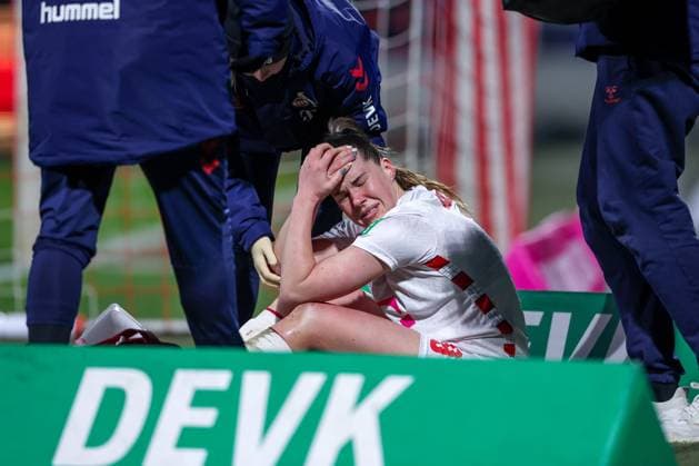07.02.2025, Frauen Fußball, 1. FC Köln - VfL Wolfsburg, 1. Fußball Bundesliga, Franz-Kremer-Stadion, Saison 2024 2025: Adriana Achcinska (1. FC Köln 9) mit Schmerzen verletzt verletzung DFB regulations prohibit any use of photographs as image sequences and or quasi-video. Nordrhein-Westfalen Deutschland