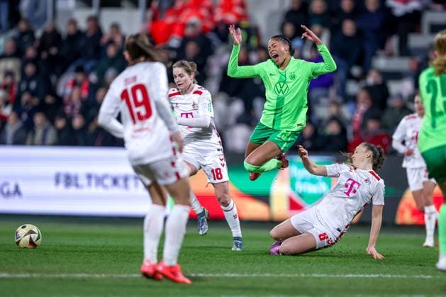 07.02.2025, Frauen Fußball, 1. FC Köln - VfL Wolfsburg, 1. Fußball Bundesliga, Franz-Kremer-Stadion, Saison 2024 2025: Foulspiel an Sveindis Jonsdottir (VfL Wolfsburg 23) im Zweikampf gegen Lotta Cordes (1. FC Köln 6) und Taylor Ziemer (1. FC Köln 18) DFB regulations prohibit any use of photographs as image sequences and or quasi-video. Nordrhein-Westfalen Deutschland