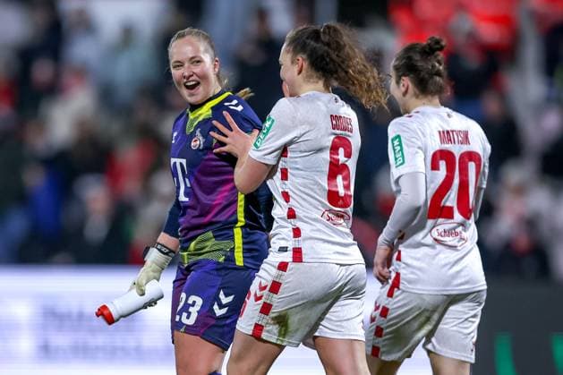 07.02.2025, Frauen Fußball, 1. FC Köln - VfL Wolfsburg, 1. Fußball Bundesliga, Franz-Kremer-Stadion, Saison 2024 2025: Freude beim Kölner Team nach dem 0:0 Unentschieden. Abschlussjubel. Torwart Aurora Mikalsen (1. FC Köln 23), Lotta Cordes (1. FC Köln 6). Sylwia Matysik (1. FC Köln 20) DFB regulations prohibit any use of photographs as image sequences and or quasi-video. Nordrhein-Westfalen Deutschland