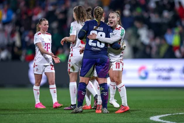 07.02.2025, Frauen Fußball, 1. FC Köln - VfL Wolfsburg, 1. Fußball Bundesliga, Franz-Kremer-Stadion, Saison 2024 2025: Freude beim Kölner Team nach dem 0:0 Unentschieden. Abschlussjubel. Torwart Aurora Mikalsen (1. FC Köln 23) und Alena Bienz (1. FC Köln 11) DFB regulations prohibit any use of photographs as image sequences and or quasi-video. Nordrhein-Westfalen Deutschland