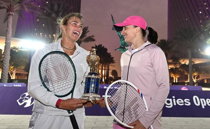 Sport Themen der Woche KW06 Sport Bilder des Tages Qatar TotalEnergies Open 2025 Aryna Sabalenka (BLR) , Iga Swiatek ( POL) Photostunt in Lusail *** Qatar TotalEnergies Open 2025 Aryna Sabalenka BLR , Iga Swiatek POL Photostunt in Lusail