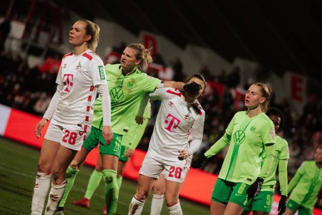 07.02.25, Frauen, Fussball, 1.BL, Saison 2024 2025, 1.FC Köln - VfL Wolfsburg, 13. Spieltag Alexandra Popp 11 vom VFL Wolfsburg schlägt Martyna Wiankowska 26 vom 1.FC Koeln ins Gesicht, Gelbe Karte KOELN Franz-Kremer-Stadion NRW Deutschland
