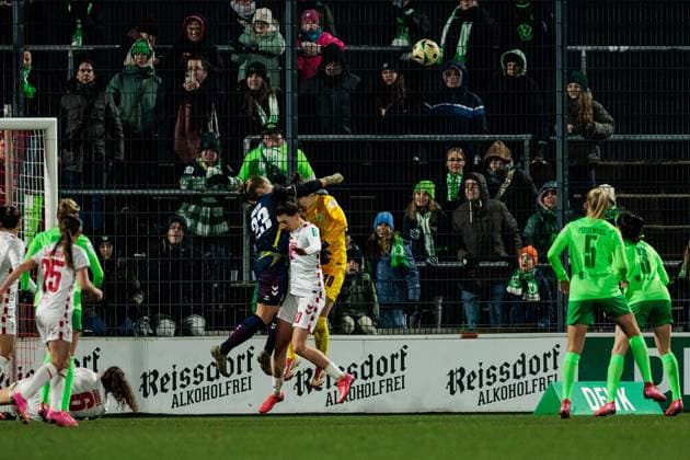 Google Pixel Frauen-Bundesliga, 1. FC Köln - VfL Wolfsburg; 07.02.2025 Aurora Mikalsen (1. FC Köln, 23) verteidigt gegen Anneke Borbe (VfL Wolfsburg, 30) im Strafraum Google Pixel Frauen-Bundesliga, 1. FC Köln - VfL Wolfsburg, Köln, Franz-Kremer-Stadion am 07.02.2025 DFB REGULATIONS PROHIBIT ANY USE OF PHOTOGRAPHS AS IMAGE SEQUENCES AND OR QUASI-VIDEO. Copyright: xBEAUTIFULxSPORTS Wunderlx