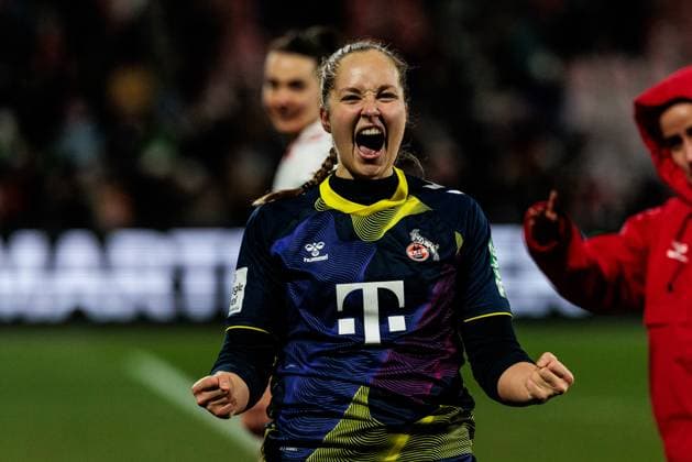 Google Pixel Frauen-Bundesliga, 1. FC Köln - VfL Wolfsburg; 07.02.2025 Aurora Mikalsen (1. FC Köln, 23) jubelt nach dem Unentschieden in der Kurve Google Pixel Frauen-Bundesliga, 1. FC Köln - VfL Wolfsburg, Köln, Franz-Kremer-Stadion am 07.02.2025 DFB REGULATIONS PROHIBIT ANY USE OF PHOTOGRAPHS AS IMAGE SEQUENCES AND OR QUASI-VIDEO. Copyright: xBEAUTIFULxSPORTS Wunderlx
