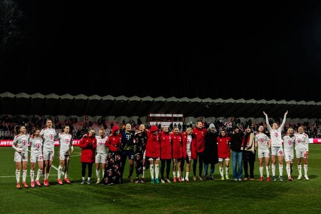 Google Pixel Frauen-Bundesliga, 1. FC Köln - VfL Wolfsburg; 07.02.2025 Die Spielerinnen des 1. FC Köln feiern mit den Fans das Unentschieden Google Pixel Frauen-Bundesliga, 1. FC Köln - VfL Wolfsburg, Köln, Franz-Kremer-Stadion am 07.02.2025 DFB REGULATIONS PROHIBIT ANY USE OF PHOTOGRAPHS AS IMAGE SEQUENCES AND OR QUASI-VIDEO. Copyright: xBEAUTIFULxSPORTS Wunderlx