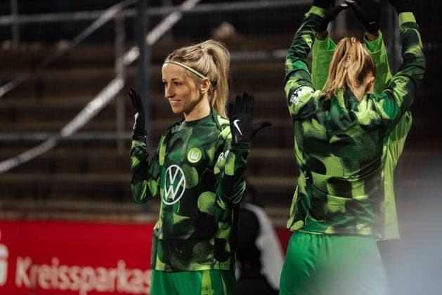 07.02.25, Frauen, Fussball, 1.BL, Saison 2024 2025, 1.FC Köln - VfL Wolfsburg, 13. Spieltag Kathrin Hendrich 4 vom VFL Wolfsburg macht Spaß beim Warm-Up KOELN Franz-Kremer-Stadion NRW Deutschland