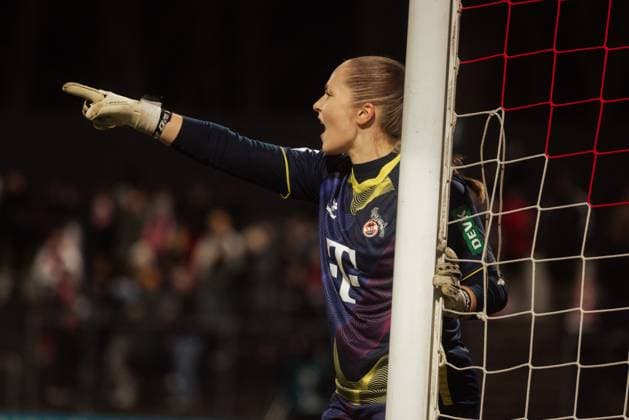 07.02.25, Frauen, Fussball, 1.BL, Saison 2024 2025, 1.FC Köln - VfL Wolfsburg, 13. Spieltag Aurora Mikalsen 23 vom 1.FC Koeln zeigt auf etwas KOELN Franz-Kremer-Stadion NRW Deutschland