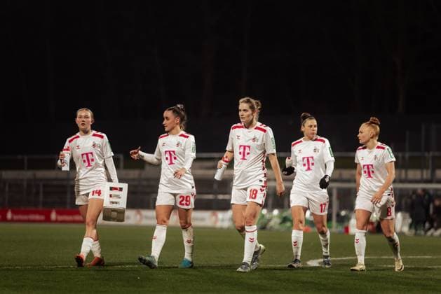 07.02.25, Frauen, Fussball, 1.BL, Saison 2024 2025, 1.FC Köln - VfL Wolfsburg, 13. Spieltag Carlotta Imping 14, Vanessa Leimenstoll 29 , Taylor Ziemer 18 , Nicole Billa 17 und Laura Vogt 8 vom 1.FC Koeln beraten sich in der Pause KOELN Franz-Kremer-Stadion NRW Deutschland