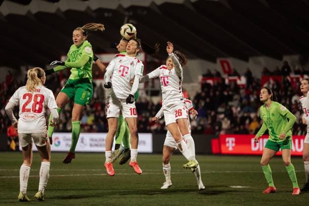 07.02.25, Frauen, Fussball, 1.BL, Saison 2024 2025, 1.FC Köln - VfL Wolfsburg, 13. Spieltag Janina Minge 6 vom VFL Wolfsburg (l.) und AmÃ lie Delabre 10 vom 1.FC Koeln (Mitte) beim Kopfball KOELN Franz-Kremer-Stadion NRW Deutschland