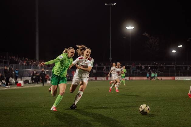 07.02.25, Frauen, Fussball, 1.BL, Saison 2024 2025, 1.FC Köln - VfL Wolfsburg, 13. Spieltag Lotta Cordes 6 vom 1.FC Koeln und Vivien Endemann 25 vom VFL Wolfsburg im Zweikampf KOELN Franz-Kremer-Stadion NRW Deutschland