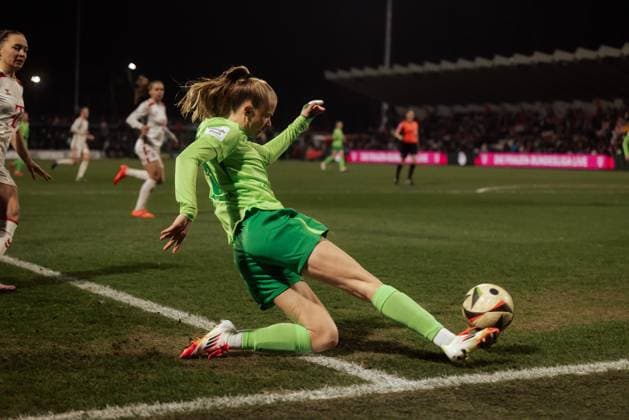 07.02.25, Frauen, Fussball, 1.BL, Saison 2024 2025, 1.FC Köln - VfL Wolfsburg, 13. Spieltag Vivien Endemann 25 vom VFL Wolfsburg spielt Ball vor der Linie KOELN Franz-Kremer-Stadion NRW Deutschland