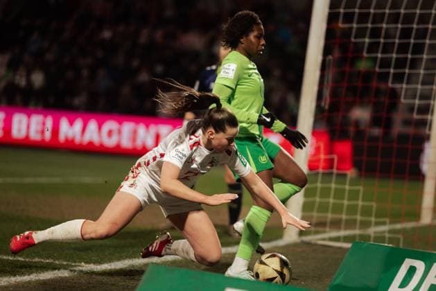 07.02.25, Frauen, Fussball, 1.BL, Saison 2024 2025, 1.FC Köln - VfL Wolfsburg, 13. Spieltag Adriana AchciÅ ska 9 vom 1.FC Koeln (l.) fällt im Zweikampf mit Lineth Beerensteyn 9 vom VFL Wolfsburg (r.) KOELN Franz-Kremer-Stadion NRW Deutschland