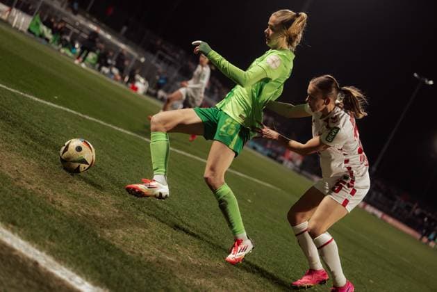 07.02.25, Frauen, Fussball, 1.BL, Saison 2024 2025, 1.FC Köln - VfL Wolfsburg, 13. Spieltag Laura Donhauser 25 vom 1.FC Koeln (r.) und Vivien Endemann 25 vom VFL Wolfsburg (l.) im Zweikampf KOELN Franz-Kremer-Stadion NRW Deutschland