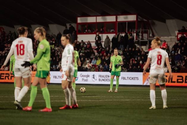 07.02.25, Frauen, Fussball, 1.BL, Saison 2024 2025, 1.FC Köln - VfL Wolfsburg, 13. Spieltag Lynn Wilms 2 vom VFL Wolfsburg vor Ausführung Freistoß KOELN Franz-Kremer-Stadion NRW Deutschland