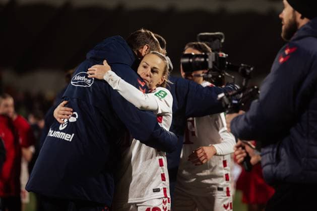 07.02.25, Frauen, Fussball, 1.BL, Saison 2024 2025, 1.FC Köln - VfL Wolfsburg, 13. Spieltag Dora Zeller 19 vom 1.FC Koeln umarmt einen Trainer KOELN Franz-Kremer-Stadion NRW Deutschland
