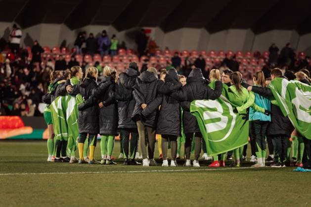 07.02.25, Frauen, Fussball, 1.BL, Saison 2024 2025, 1.FC Köln - VfL Wolfsburg, 13. Spieltag Spielerinnen vom VFL Wolfsburg bilden einen Kreis nach Abpfiff KOELN Franz-Kremer-Stadion NRW Deutschland
