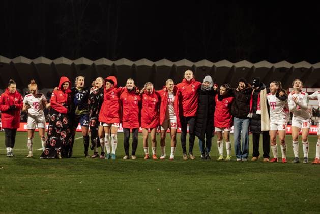 07.02.25, Frauen, Fussball, 1.BL, Saison 2024 2025, 1.FC Köln - VfL Wolfsburg, 13. Spieltag Die Mannschaft vom FC Köln feiert nach 0:0 gegen VFL Wolfsburg KOELN Franz-Kremer-Stadion NRW Deutschland