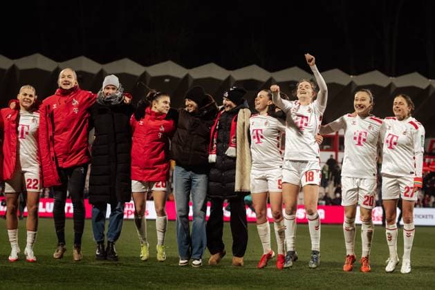 07.02.25, Frauen, Fussball, 1.BL, Saison 2024 2025, 1.FC Köln - VfL Wolfsburg, 13. Spieltag Die Mannschaft vom FC Köln feiert nach 0:0 gegen VFL Wolfsburg KOELN Franz-Kremer-Stadion NRW Deutschland