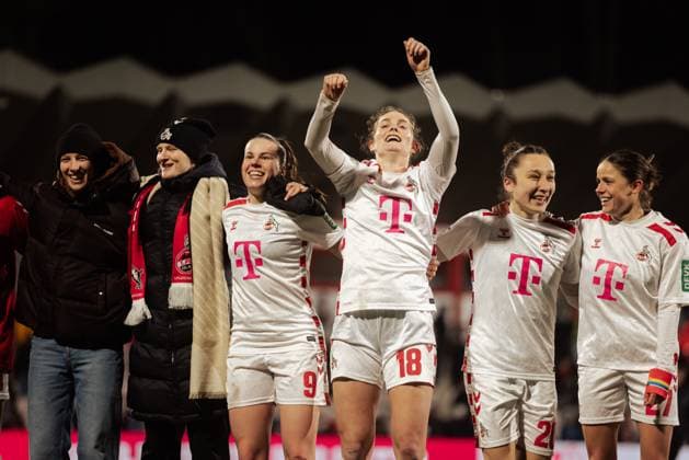 07.02.25, Frauen, Fussball, 1.BL, Saison 2024 2025, 1.FC Köln - VfL Wolfsburg, 13. Spieltag Die Mannschaft vom FC Köln feiert nach 0:0 gegen VFL Wolfsburg KOELN Franz-Kremer-Stadion NRW Deutschland