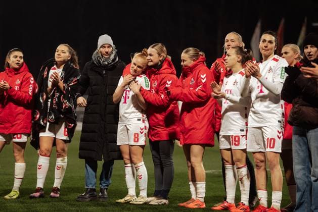 07.02.25, Frauen, Fussball, 1.BL, Saison 2024 2025, 1.FC Köln - VfL Wolfsburg, 13. Spieltag Laura Vogt 8 vom 1.FC Koeln (l.) wird von Josefine Osigus 24 vom 1.FC Koeln umarmt (r.) KOELN Franz-Kremer-Stadion NRW Deutschland