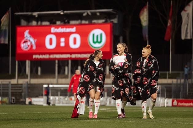Sport Bilder des Tages 07.02.25, Frauen, Fussball, 1.BL, Saison 2024 2025, 1.FC Köln - VfL Wolfsburg, 13. Spieltag Laura Donhauser 25 vom 1.FC Koeln, Lotta Cordes 6 vom 1.FC Koeln und Laura Vogt 8 vom 1.FC Koeln nach Ende des Spiels KOELN Franz-Kremer-Stadion NRW Deutschland