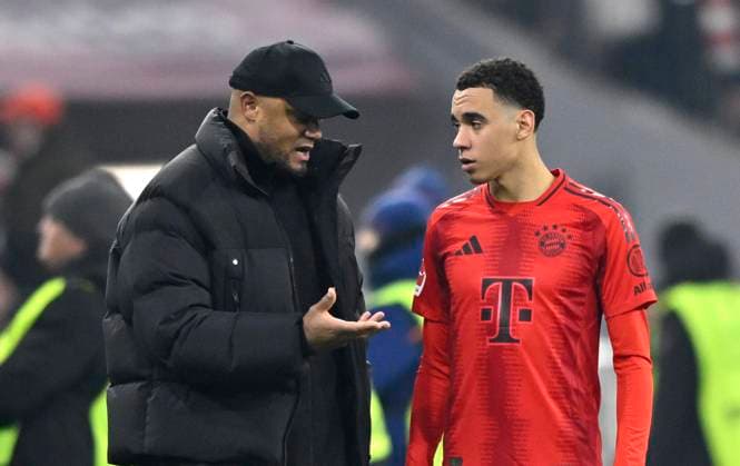 Trainer Coach Vincent Kompany FC Bayern Muenchen FCB am Spielfeldrand im Gespraech Diskussion mit Jamal Musiala FC Bayern Muenchen FCB (42) FC Bayern Muenchen FCB vs SV Werder Bremen SVW 07.02.2025 DFL REGULATIONS PROHIBIT ANY USE OF PHOTOGRAPHS AS IMAGE SEQUENCES AND OR QUASI-VIDEO FC Bayern Muenchen FCB vs SV Werder Bremen SVW