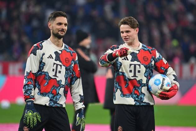 v.li:Sven ULREICH,Torwart (Bayern Muenchen), Torwart Jonas URBIG (Bayern Muenchen) beim Aufwaermen,Aktion. Fussball 1. Bundesliga Saison 2024 2025, 21.Spieltag, Spieltag21 FC Bayern Muenchen - SV Werder Bremen 3-0 am 07.02.2025 , A L L I A N Z A R E N A.