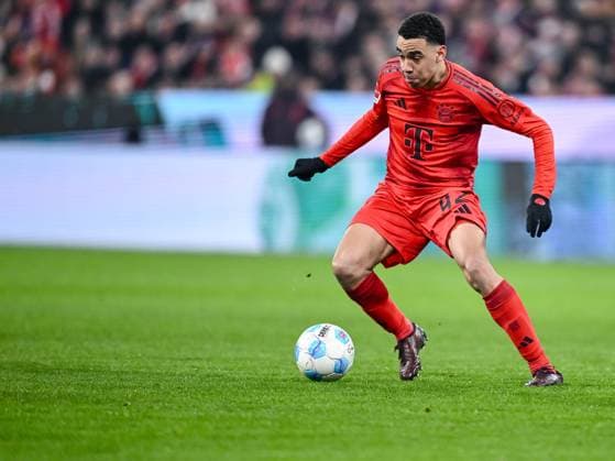 Jamal Musiala (FC Bayern Muenchen) in Aktion, am Ball, Einzelaktion waehrend des Spiels der 1. Bundesliga zwischen FC Bayern München und SV Werder Bremen, Allianz Arena am 07. February 2025 in München, Deutschland. (Foto von Harry Langer DeFodi Images) +++ Jamal Musiala (FC Bayern Muenchen) controls the Ball during the Bundesliga match between FC Bayern München and SV Werder Bremen at Allianz Arena on February 7, 2025 in Munich, Germany. (Photo by Harry Langer DeFodi Images) DFL regulations prohibit any use of photographs as image sequences and or quasi-video. (Photo by Harry Langer DeFodi Images) DFL regulations prohibit any use of photographs as image sequences and or quasi-video. Defodi-541_FCBSVW20250207_186
