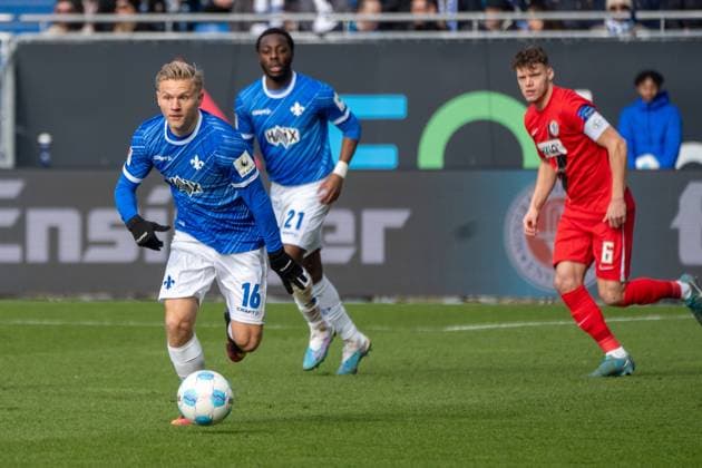 08.02.2025, xhfmx, Fussball 2.Bundesliga, SV Darmstadt 98 - SV Elversberg v.l. Andreas Müller (SV Darmstadt 98), Robin Fellhauer (SV 07 Elversberg) (DFL DFB REGULATIONS PROHIBIT ANY USE OF PHOTOGRAPHS as IMAGE SEQUENCES and or QUASI-VIDEO) Darmstadt