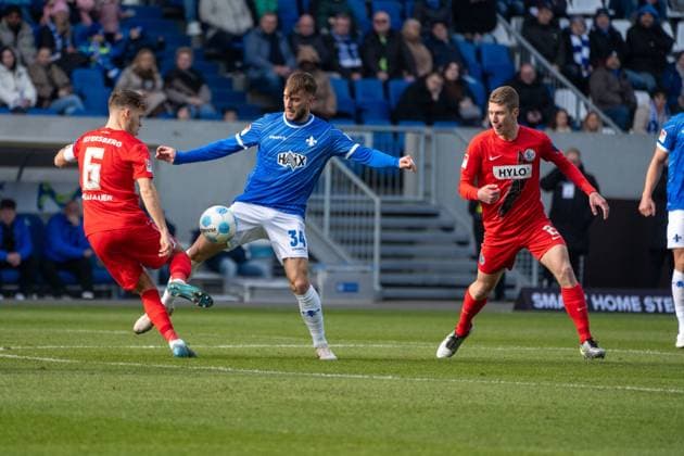 08.02.2025, xhfmx, Fussball 2.Bundesliga, SV Darmstadt 98 - SV Elversberg v.l. Robin Fellhauer (SV 07 Elversberg), Kilian Corredor (SV Darmstadt 98), Elias Baum (SV 07 Elversberg) im Zweikampf (DFL DFB REGULATIONS PROHIBIT ANY USE OF PHOTOGRAPHS as IMAGE SEQUENCES and or QUASI-VIDEO) Darmstadt