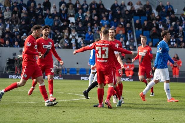 08.02.2025, xhfmx, Fussball 2.Bundesliga, SV Darmstadt 98 - SV Elversberg v.l. Robin Fellhauer (SV 07 Elversberg) bejubelt sein Tor zum 0:1 für Elversberg. , Maurice Neubauer (SV 07 Elversberg), Elias Baum (SV 07 Elversberg) (DFL DFB REGULATIONS PROHIBIT ANY USE OF PHOTOGRAPHS as IMAGE SEQUENCES and or QUASI-VIDEO) Darmstadt