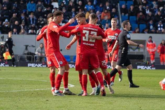08.02.2025, xhfmx, Fussball 2.Bundesliga, SV Darmstadt 98 - SV Elversberg v.l. Elversberg bejubelt die 1:0 Führung durch Robin Fellhauer (SV 07 Elversberg), Maurice Neubauer (SV 07 Elversberg), Elias Baum (SV 07 Elversberg) (DFL DFB REGULATIONS PROHIBIT ANY USE OF PHOTOGRAPHS as IMAGE SEQUENCES and or QUASI-VIDEO) Darmstadt