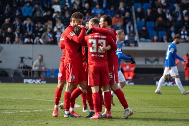 08.02.2025, xhfmx, Fussball 2.Bundesliga, SV Darmstadt 98 - SV Elversberg v.l. Elversberg bejubelt die 1:0 Führung durch Robin Fellhauer (SV 07 Elversberg), Maurice Neubauer (SV 07 Elversberg), Elias Baum (SV 07 Elversberg) (DFL DFB REGULATIONS PROHIBIT ANY USE OF PHOTOGRAPHS as IMAGE SEQUENCES and or QUASI-VIDEO) Darmstadt
