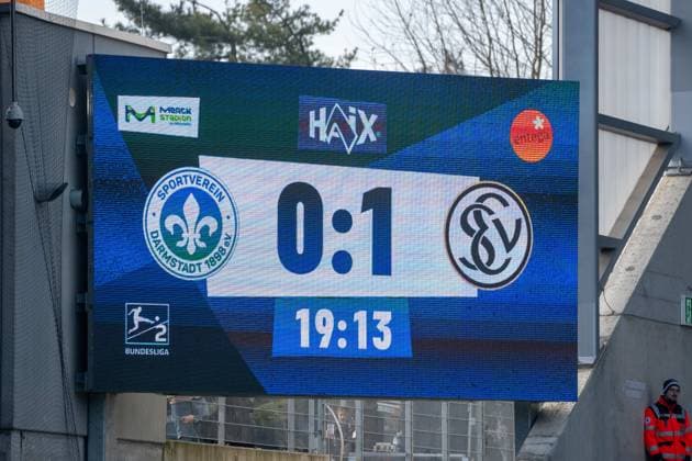 08.02.2025, xhfmx, Fussball 2.Bundesliga, SV Darmstadt 98 - SV Elversberg Die Führung für Elversberg auf der Leinwand. (DFL DFB REGULATIONS PROHIBIT ANY USE OF PHOTOGRAPHS as IMAGE SEQUENCES and or QUASI-VIDEO) Darmstadt