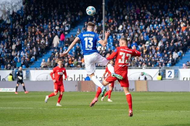 08.02.2025, xhfmx, Fussball 2.Bundesliga, SV Darmstadt 98 - SV Elversberg v.l. Marco Thiede (SV Darmstadt 98), Maurice Neubauer (SV 07 Elversberg) im Luftduell. (DFL DFB REGULATIONS PROHIBIT ANY USE OF PHOTOGRAPHS as IMAGE SEQUENCES and or QUASI-VIDEO) Darmstadt