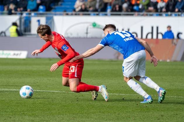 08.02.2025, xhfmx, Fussball 2.Bundesliga, SV Darmstadt 98 - SV Elversberg v.l. Carlo Sickinger (SV 07 Elversberg) wird von Marco Thiede (SV Darmstadt 98) gefoult. (DFL DFB REGULATIONS PROHIBIT ANY USE OF PHOTOGRAPHS as IMAGE SEQUENCES and or QUASI-VIDEO) Darmstadt