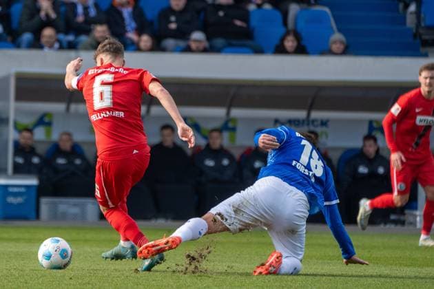08.02.2025, xhfmx, Fussball 2.Bundesliga, SV Darmstadt 98 - SV Elversberg v.l. Robin Fellhauer (SV 07 Elversberg) im Duell mit Philipp Förster (SV Darmstadt 98) (DFL DFB REGULATIONS PROHIBIT ANY USE OF PHOTOGRAPHS as IMAGE SEQUENCES and or QUASI-VIDEO) Darmstadt