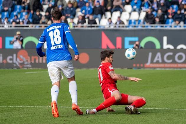 08.02.2025, xhfmx, Fussball 2.Bundesliga, SV Darmstadt 98 - SV Elversberg v.l. Philipp Förster (SV Darmstadt 98)d lässt Maximilian Rohr (SV 07 Elversberg) aussteigen (DFL DFB REGULATIONS PROHIBIT ANY USE OF PHOTOGRAPHS as IMAGE SEQUENCES and or QUASI-VIDEO) Darmstadt