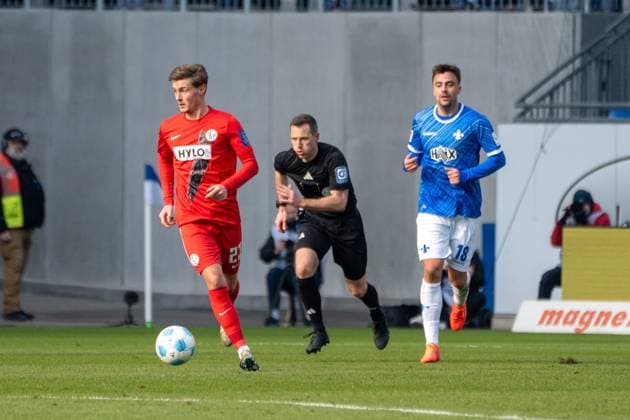 08.02.2025, xhfmx, Fussball 2.Bundesliga, SV Darmstadt 98 - SV Elversberg v.l. Carlo Sickinger (SV 07 Elversberg), Philipp Förster (SV Darmstadt 98)d (DFL DFB REGULATIONS PROHIBIT ANY USE OF PHOTOGRAPHS as IMAGE SEQUENCES and or QUASI-VIDEO) Darmstadt